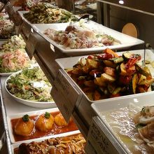 お惣菜も隣にあります。