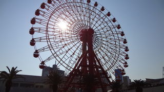 青空をバックにした観覧車が印象的でした。