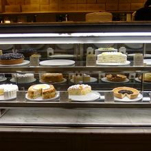 おいしいケーキがさそいます。