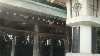 静かで威厳のある神社