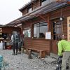 行くのは大変だが、展望抜群の山小屋