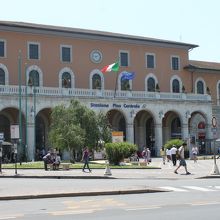 この駅を出たらここを背に向かい側に歩けばバス停です。