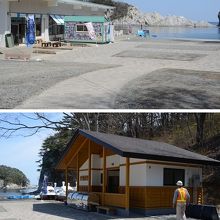 東日本大震災の津波被害から復旧したマリンハウス（上）とトイレ