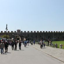 この塀の外から乗りました。