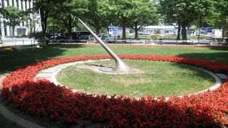 周りを花で囲われた日時計