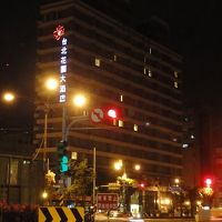 夜の、カルフール側から見た外観