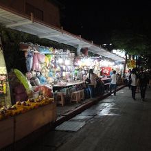 裏通り（？）比較的空いてます