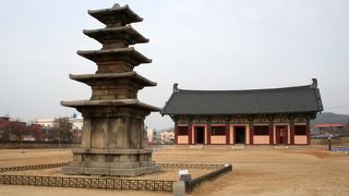 焼けこげた石塔