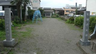 なんだかなぁ・・あれ神社ですか・・