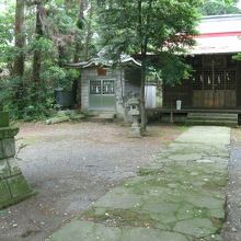 社殿と末社。昼なお薄暗い