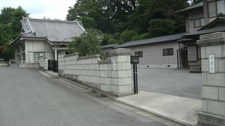 八幡山山麓の日蓮宗の寺院