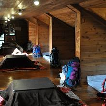 山小屋２階の大部屋