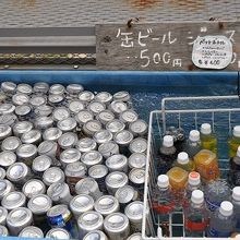 山小屋の外にある、飲み物販売