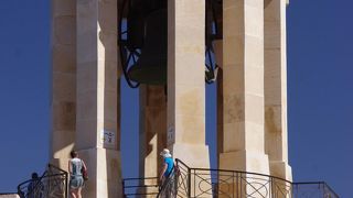 大きな釣鐘が目印です！