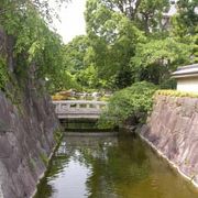 公園の中の日本式庭園