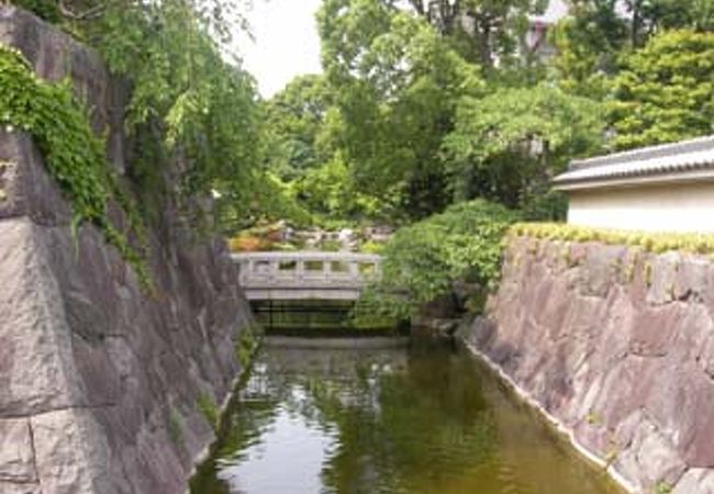 公園の中の日本式庭園