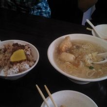 魯肉飯（左）、食べかけですみません。