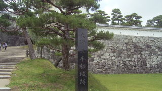 表門あたりが見応えがあります。