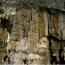ライトアップされた洞内