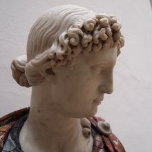 地階トイレ近くにある彫刻品