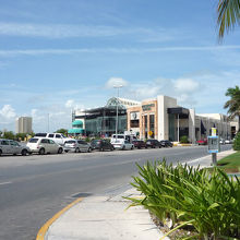 スタバやアイス屋さんもあるので、涼めますヨ。