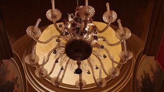 床の色大理石が印象的