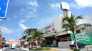 有名レストランやショップが入って賑わってます!!