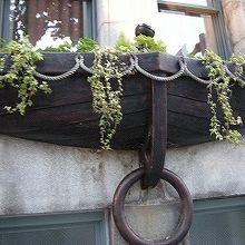 船をかたどった窓の飾り。下にある鉄輪は馬止めかな？