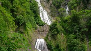 「日本の滝百選」のひとつ