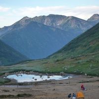 小屋を出た所から、笠が岳方面。右奥の尖っているのが笠が岳。手