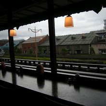 朝食の窓から見下ろす朝の運河