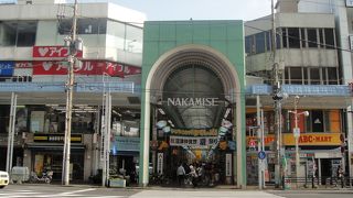 いろんな商店が並ぶ便利なアーケード