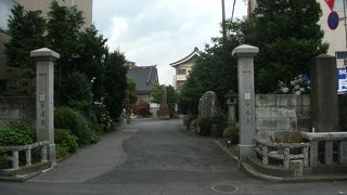 日蓮宗の古稀、駅に近い。