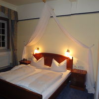 女性好みのピンクの天がいのあるベッド