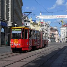 赤や青のカラフルなトラムが市内を走る