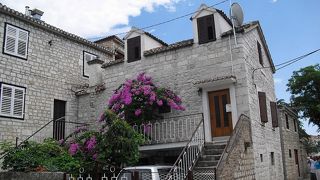 城壁に囲まれ、中世の面影残る、海沿いの街