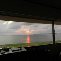 客室内から見えた夕日