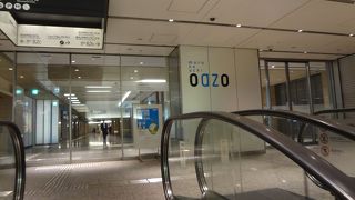 東京メトロとJR東京駅を繋ぐ最短ルートのショッピングビルです。