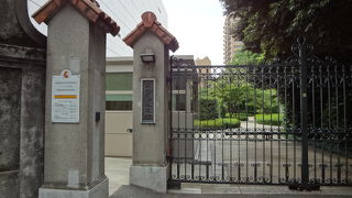 スペインの鮮やかな国旗のはためく白い建物です