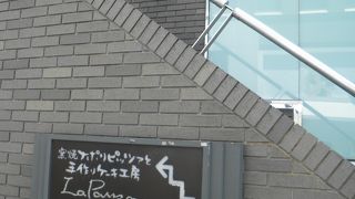 時計台の向かい側にある