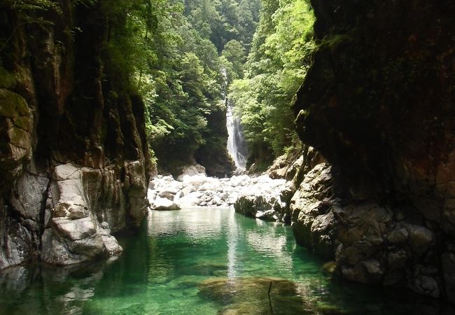 こんな水の色見たことない！！！