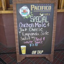 外に本日のおすすめが書いてあります