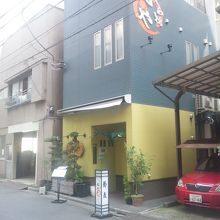 よく目立つ建物です。コシのあるそばです。