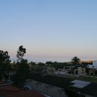 バルコニーから眺める夕日が沈んだ後の海