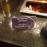 朝食のバイキングは食べ物の名前を表示してくれてるので便利です