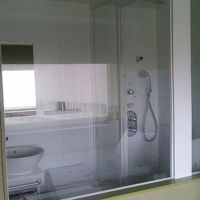 客室内から見えるバスルーム