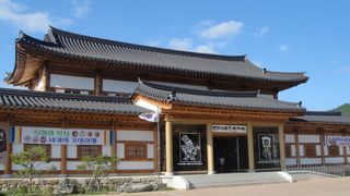 「河回別神グッ仮面劇」の伝統衣装や仮面が展示されています