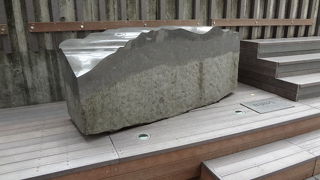 南山小学校の坂の下にあります。