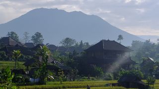 堂々とした山容・・・アグン山