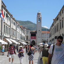 観光客でにぎわう通り